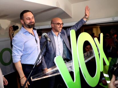 El eurodiputado de Vox, Jorge Buxadé, a la derecha del líder de la formación, Santiago Abascal.