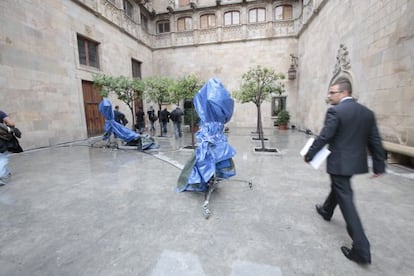 El Patio dels Tarongers en el Palau de la Generalitat, con material televisivo preparado para grabar la convocatoria de la consulta.