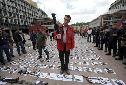 El ministro del Interior venezolano, Tareck El Aissami, sostiene un rifle durante una confiscaci&oacute;n de armas ilegales en 2009. 