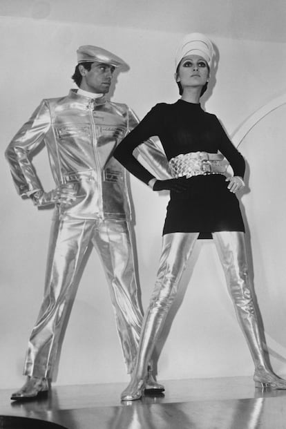 Gracias a películas como Barbarella, Pierre Cardin recuperaría sus diseños espaciales. En la imagen, dos modelos con sus creaciones en 1968.