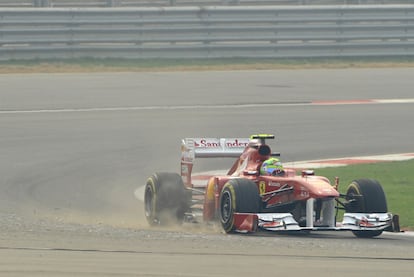 Felipe Massa, que marcó el mejor tiempo en la segunda tanda de entrenamientos del viernes, sufrió el abundante polvo de la pista.