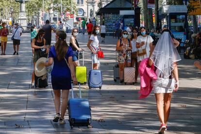 Varias turistas caminan por las Ramblas de Barcelona, este pasado domingo.  