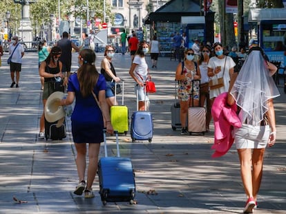 Varias turistas caminan por las Ramblas de Barcelona, este pasado domingo.  