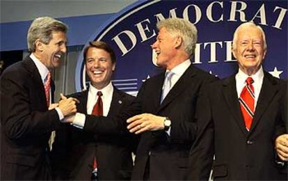 De izquierda a derecha, Kerry, Edwards y los ex presidentes Bill Clinton y Jimmy Carter, el jueves en Washington.