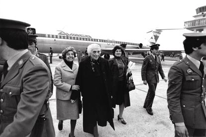 Dolores Ibárruri regresando del exilio soviético en mayo de 1977, en Bilbao.