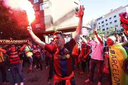 Un aficionado del Barcelona sujeta una bengala en los alrededores del estadio Vicente Calderón.