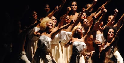 Integrantes del ballet en plena representación.