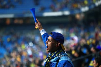 Un seguidor de Boca Juniors en las gradas del estadio Santiago Bernabéu.