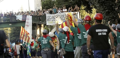 Pasado el Palacio de La Moncloa, los mineros han recibido el apoyo de familiares y simpatizantes que se encontraban en un puente sobre la A-6, que han encendido bengalas a su paso.