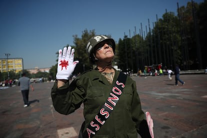 Una mujer con disfraz de militar protesta en la Plaza de las Tres Culturas, sitio de la masacre. El guante blanco que lleva hace alusión al que llevaban los elementos de la fuerzas armadas que se infiltraron entre los estudiantes para identificarse entre sí.