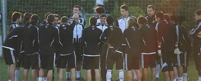 Juande Ramos, ayer en Valdebebas con la plantilla del Madrid durante su primer entrenamiento.