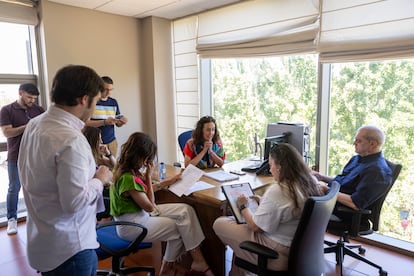 Lectura de guion con Noelia Alcántara, directora del programa 'En compañía' presidiendo la mesa, y los presentadores Ramón García y Gloria Santoro presentes.