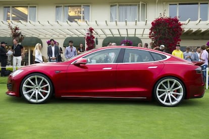 Unos de los modelos de Tesla se presenta en sociedad.