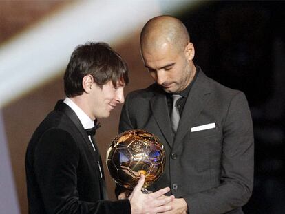 Leo Messi recibe el Balón de Oro de manos de su entrenador en el Barcelona, Pep Guardiola.