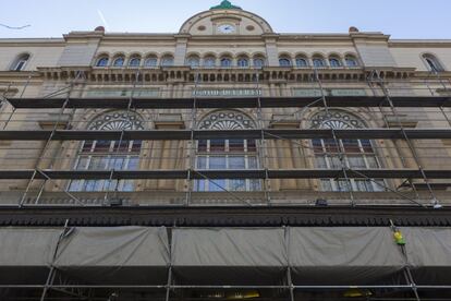 Obres de restauració de la façana del Liceu, el març del 2019.