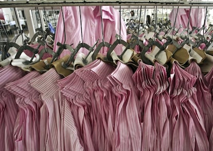 Camisas pendientes de plancha, una de las últimas fases del proceso de producción.