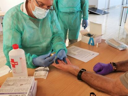 Toma de una muestra de sangre para una prueba serológica del covid-19 en el Colegio Oficial de Médicos de Alicante esta mañana.