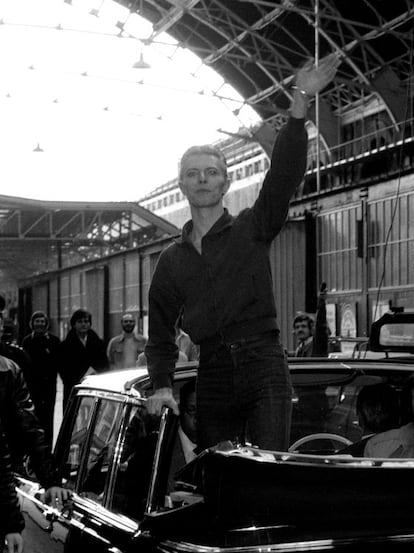 David Bowie saludando a sus seguidores en la estación Victoria de Londres en 1976.