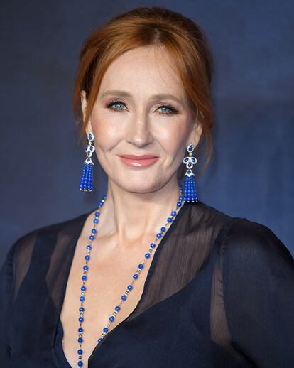 J.K. Rowling

Seguramente el aspecto y estilismo de esta escritora a lo largo de su existencia es un fiel reflejo de su trayectoria vital. Nada fácil, especialmente en determinados momentos cuando estaba sin trabajo, vivía del subsidio de desempleo y escribía en cafés porque en su casa no disponía de calefacción. El éxito, la fama y el dinero (según la revista Forbes, es la persona que ocupa el tercer lugar por volumen de ganancias en su país) han contribuido sin duda a que la mujer pecosa, insegura y con pocos medios para invertir en belleza, haya conseguido dejar atrás ese look de clase media británica. Pero reducirlo todo a la dimensión económica sería injusto, y si los rasgos de la escritora se han dulcificado con el tiempo es también porque la fantasía ha ganado, por una vez, a la realidad... tanto en su literatura como en su vida.