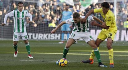 Guardado detrás de Morón y Hernández.