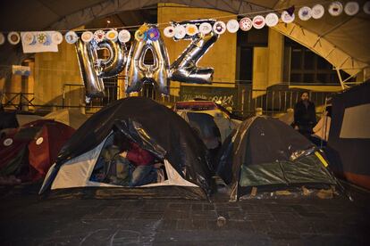 Todos dicen que se quedarán de manera indefina ahí. Nadie se moverá hasta que se firme la paz.