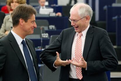 Herman Van Rompuy junto a un eurodiputado en el Parlamente Europeo.