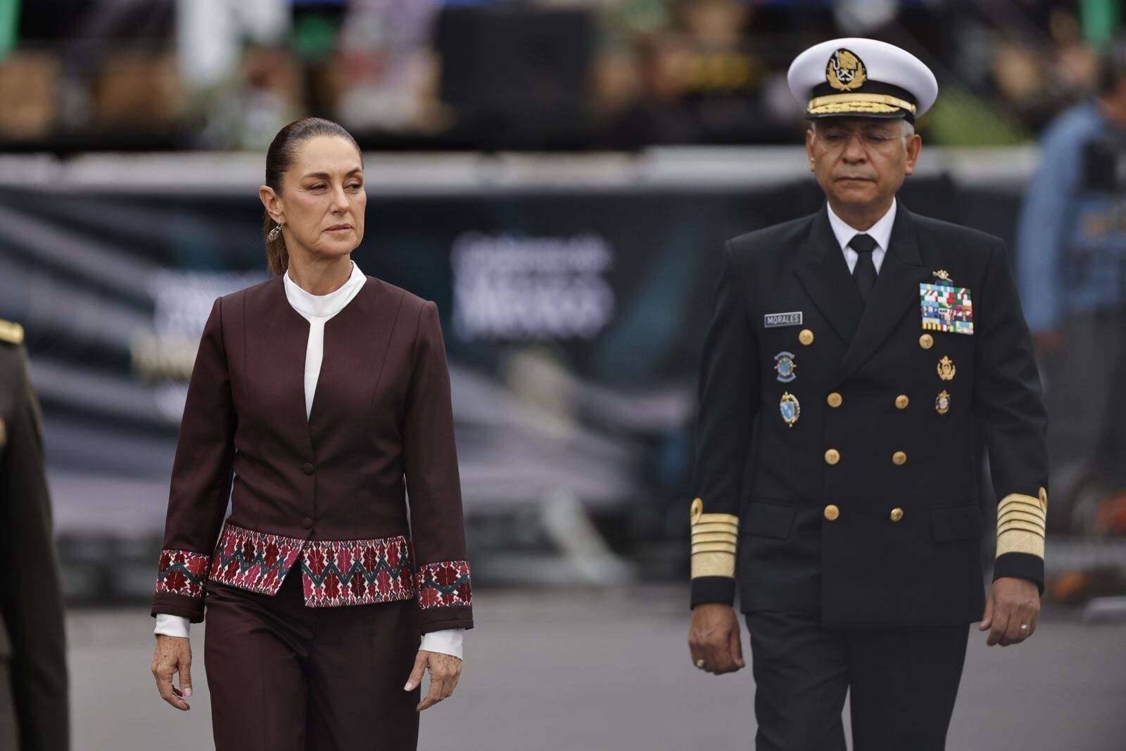 Claudia Sheinbaum y Raymundo Pedro durante el desfile militar.