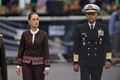 Claudia Sheinbaum y Raymundo Pedro  Morales durante el desfile militar.
