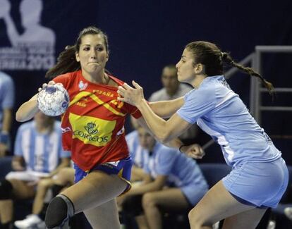Lara González pelea por el balón con Lucía Haro