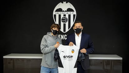 Bryan Gil, nuevo fichaje del Valencia, posa con el presidente del club, Anil Murthy.