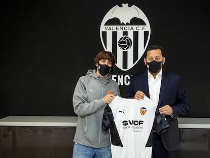 Bryan Gil, nuevo fichaje del Valencia, posa con el presidente del club, Anil Murthy.