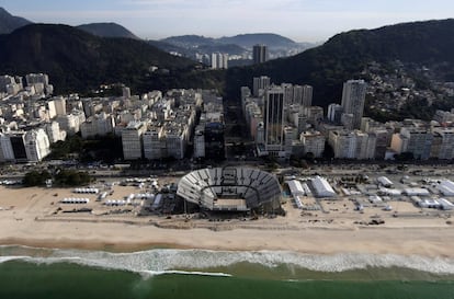 Já estão prontos os estádios na praia de Copacabana, onde se celebrarão as competições de vôlei de praia.