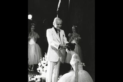 Alicia Alonso coronada de laurel por Ant&oacute;n Dolin, su primer partenaire (Albrecht) en &lsquo;Giselle&rsquo;. Gala por el 35&ordm; aniversario del debut. 2 de noviembre de 1978. Gran Teatro de La Habana. 