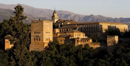 Vista panorámica de la Alhambra de Granada, el monumento más visitado de España.