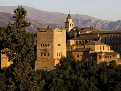 Vista panorámica de la Alhambra de Granada, el monumento más visitado de España.