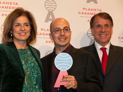 Ana Botella, Alcaldesa de Madrid, Jorge Volpi, ganador del premio y Jos&eacute; Creuheras, vicepresidente del Grupo Planeta.