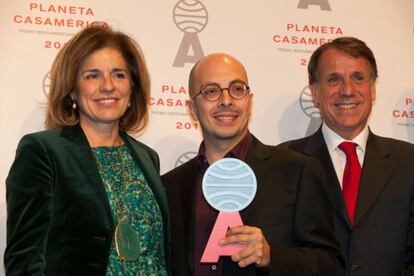 Ana Botella, Alcaldesa de Madrid, Jorge Volpi, ganador del premio y Jos&eacute; Creuheras, vicepresidente del Grupo Planeta.