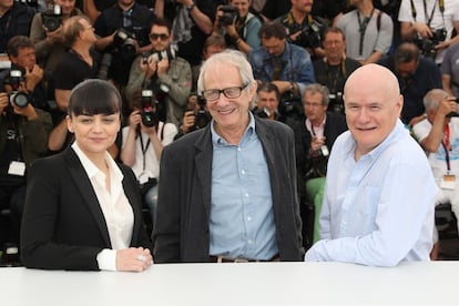La actriz británica Hayley Squires, el director británico Ken Loach y el agente británico Dave Johns posan durante una sesión de fotos para la película 'Yo, Daniel Blake' en Cannes.