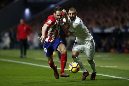 Benzema (derecha) y Juanfran luchan por el balón.