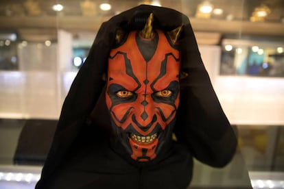 En 1999, Lucas regresó al universo Star Wars con el estreno de 'La amenaza fantasma'. Darth Maul, en la imagen, era el sith enemigo de Obi Wan y de su maestro Qui Gon Jinn. El personaje se ha convertido en uno de los representantes del lado oscuro más apreciados por los 'warsies' (nombre que reciben en inglés los seguidores de la saga). La segunda trilogía se despidió en 2005.