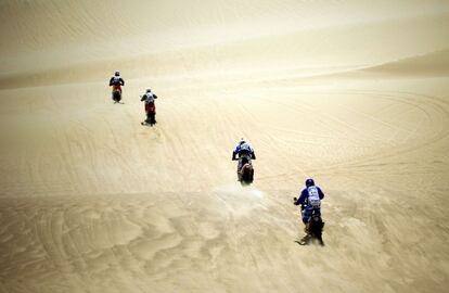 Cuatro motoristas durante la primera etapa del Dakar