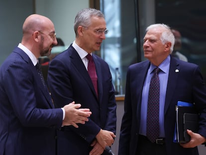 El presidente del Consejo Europeo, Charles Michel; el secretario general de la OTAN, Jens Stoltenberg, y el alto representante para Política Exterior, Josep Borrell, este jueves en Bruselas.