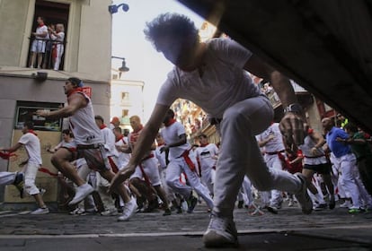 Abundaron las caídas, los golpes, pero no hubo heridos por asta de toro a pesar de tanto mozo que pretendía jugar al toro con los muy serios y peligrosos de Dolores Aguirre.