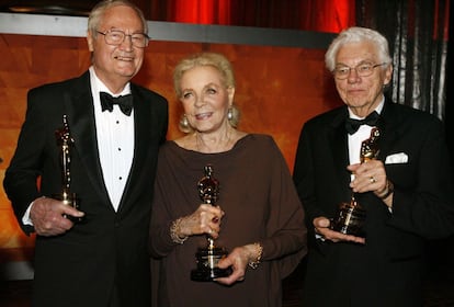 La Academia de Artes y Ciencias Cinematográficas de Hollywood le concedió un Oscar de honor en 2009. A la derecha la acompaña el director de fotografía Gordon Willis y a la izquierda el director de cine Roger Corman.