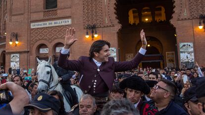 Diego Ventura, a hombros, en su 18ª Puerta Grande en Las Ventas.