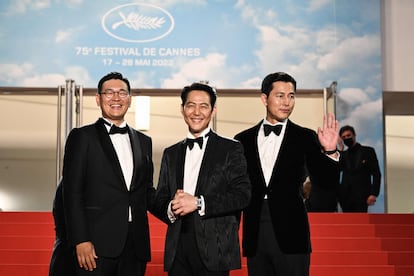 Lee Jung-jae, en el centro, junto a sus compañeros de reparto Jeong Man-sik (izquierda), y Jung Woo-sung, a su llegada al estreno de 'Hunt' en Cannes. 