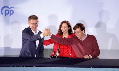 Alberto Núñez Feijóo, Isabel Díaz Ayuso y José Luis Martínez Almeida celebran los resultados de las elecciones.