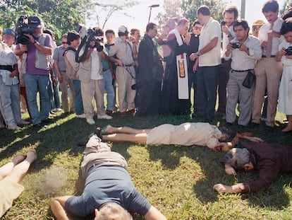 El arzobispo de El Salvador, rodeado de periodistas, junto a los cadáveres de las víctimas, en 1989.