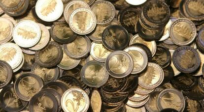 Monedas de dos euros recién acuñadas. EFE/Archivo