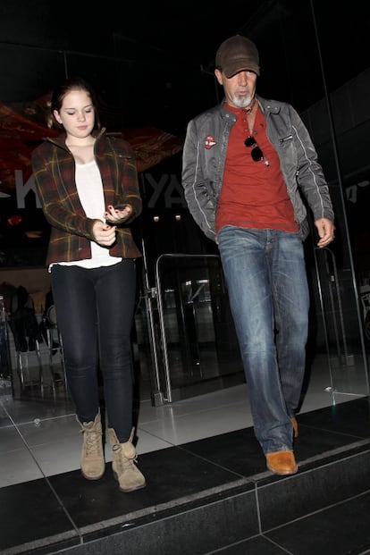 Antonio Banderas y su hija saliendo de un restaurante de Los Angeles en 2011.